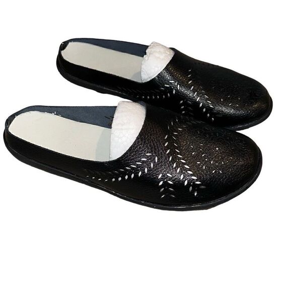 *NEW* Ladies Mandala Cut-Out Leather Slip-On Loafers Shoes Black Size 9 feels li - Picture 1 of 12